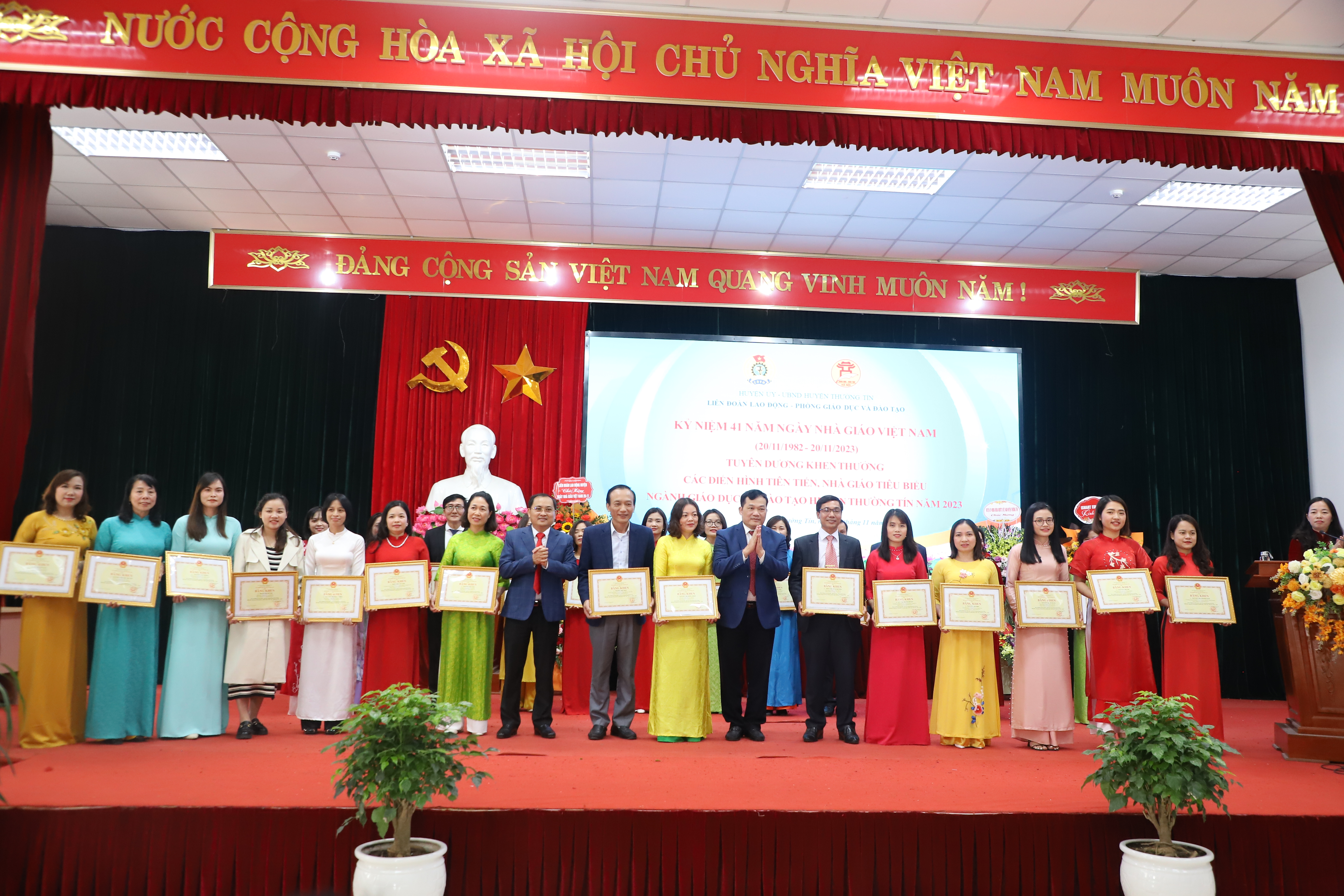 HUYỆN THƯỜNG TÍN THÀNH PHỐ HÀ NỘI BIỂU DƯƠNG THẦY CÔ GIÁO ĐƯỢC NHẬN PHẦN THƯỞNG CAO QUÝ CỦA BỘ TRƯỞNG BỘ GIÁO DỤC ĐÀO TẠO NHÂN NGÀY 20/11 – NGÀY NHÀ GIÁO VIỆT NAM