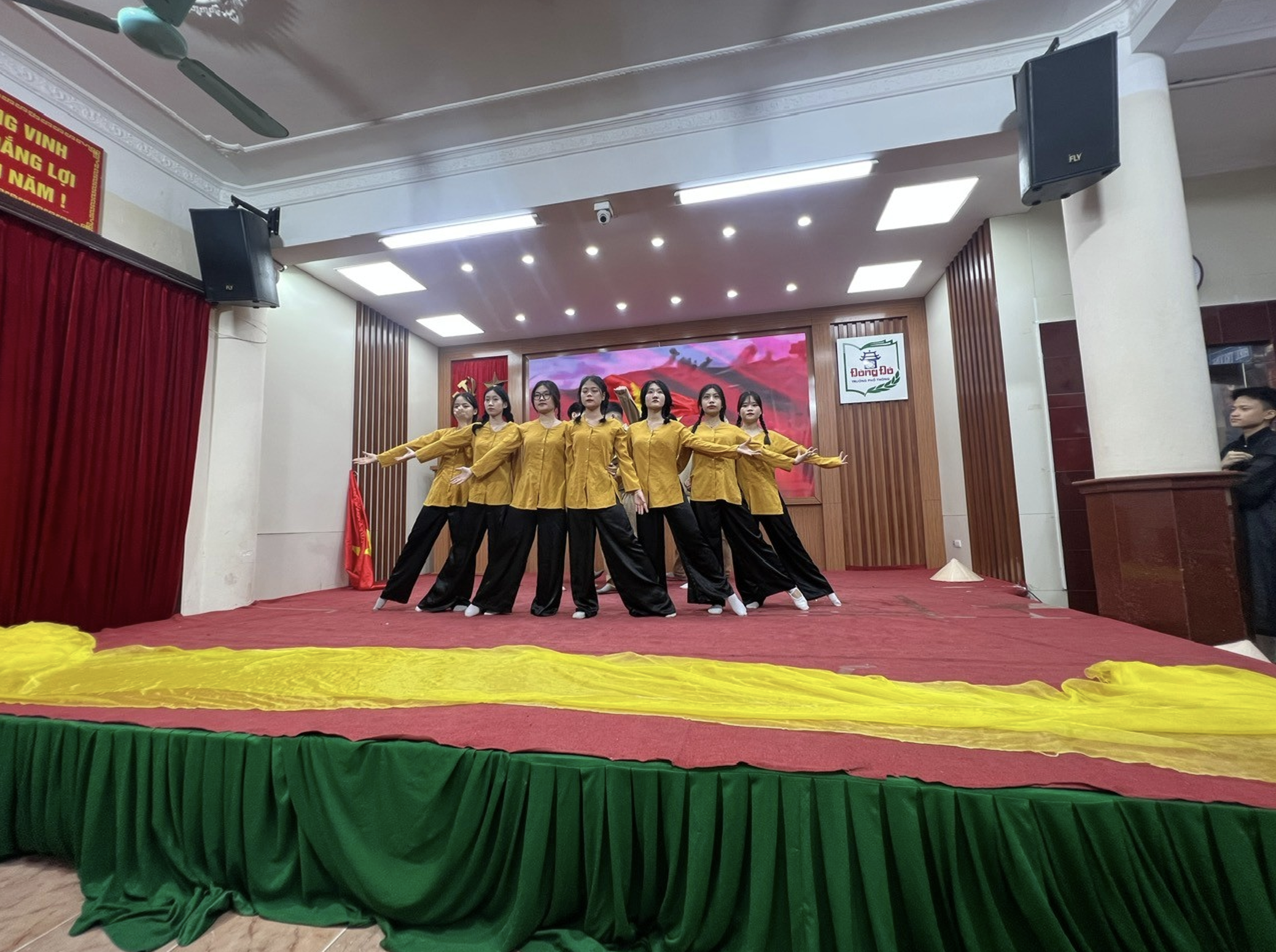 Hội thi học sinh Đông Đô thanh lịch