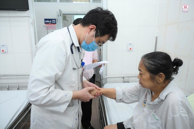 Đào tạo ngành Y dược: Bệnh viện quá tải sinh viên thực tập