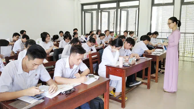 Công bố thủ tục xét thăng hạng giáo viên; Xử lý lớp dạy thêm trá hình