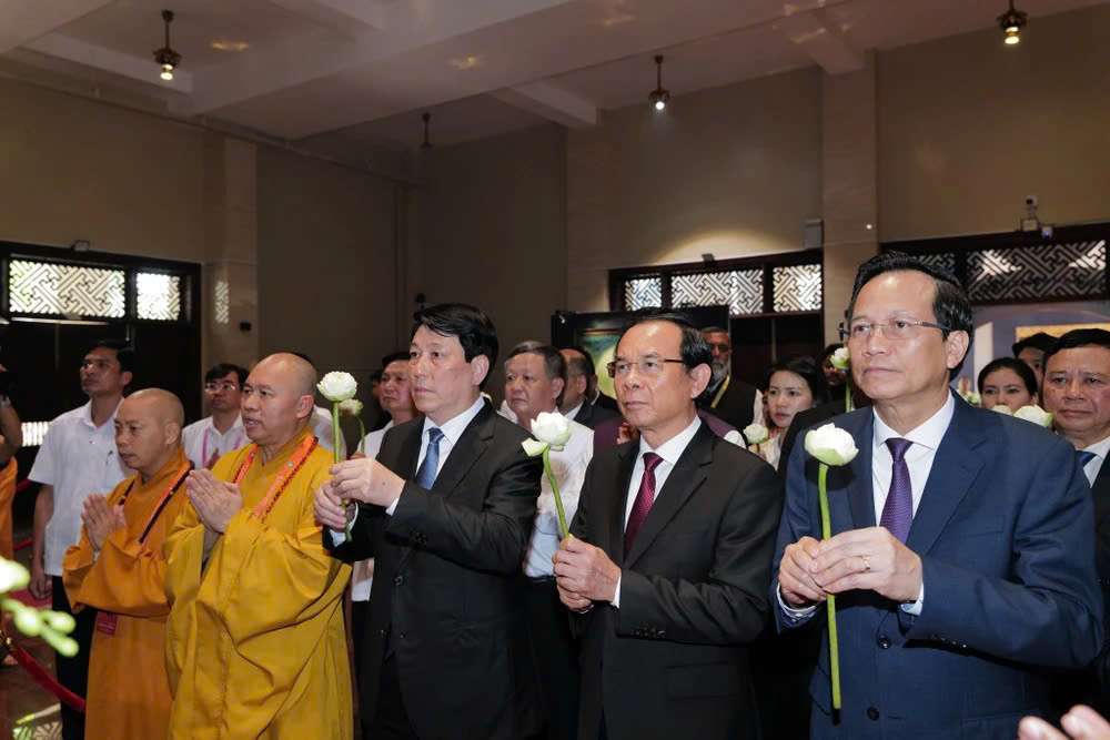 Chủ tịch nước Lương Cường cùng các lãnh đạo chiêm bái xá lợi Đức Phật – Quốc bảo Ấn Độ