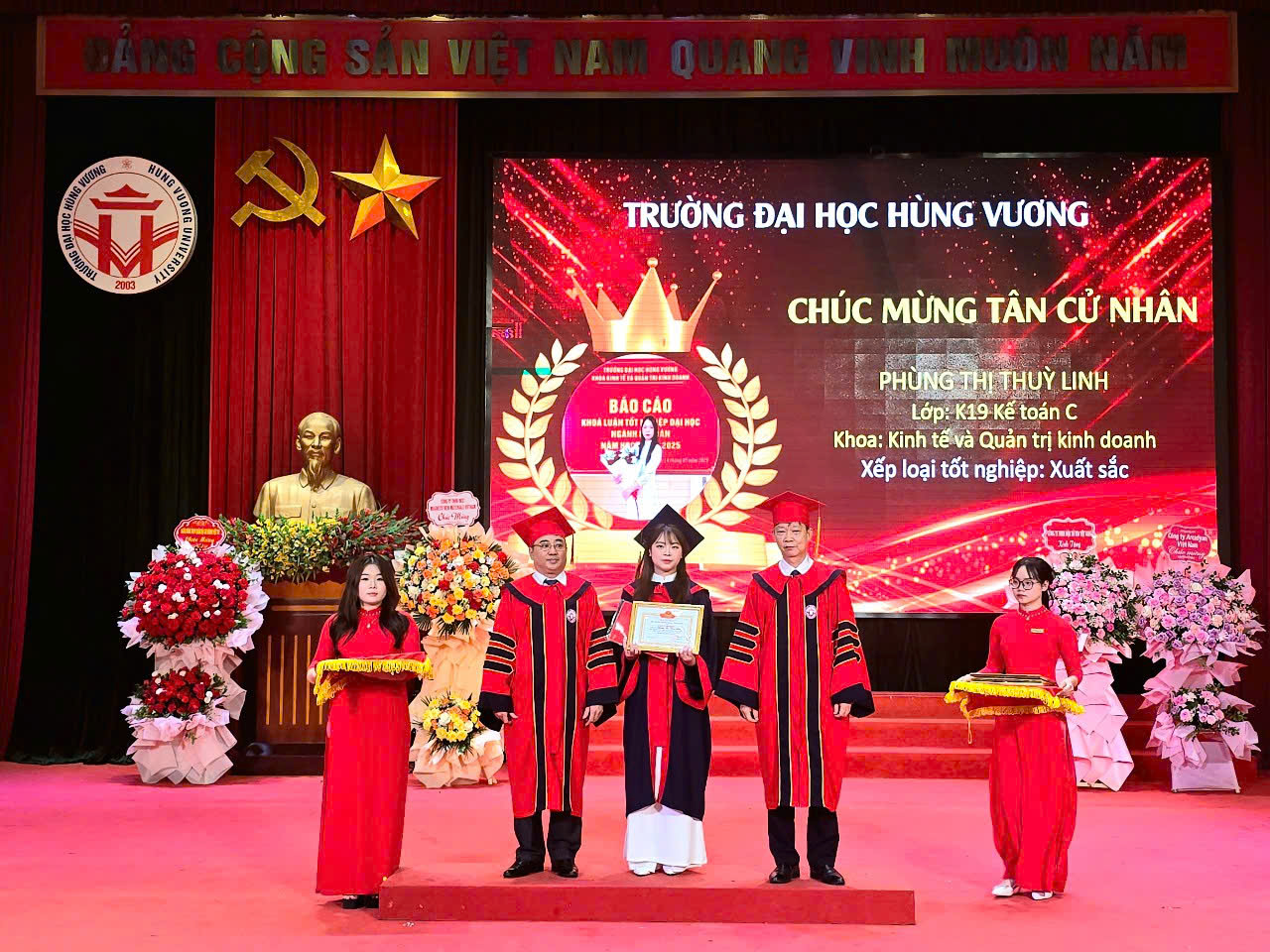 Hơn 740 sinh viên tốt nghiệp trong Lễ bế giảng trang trọng tại Đại học Hùng Vương