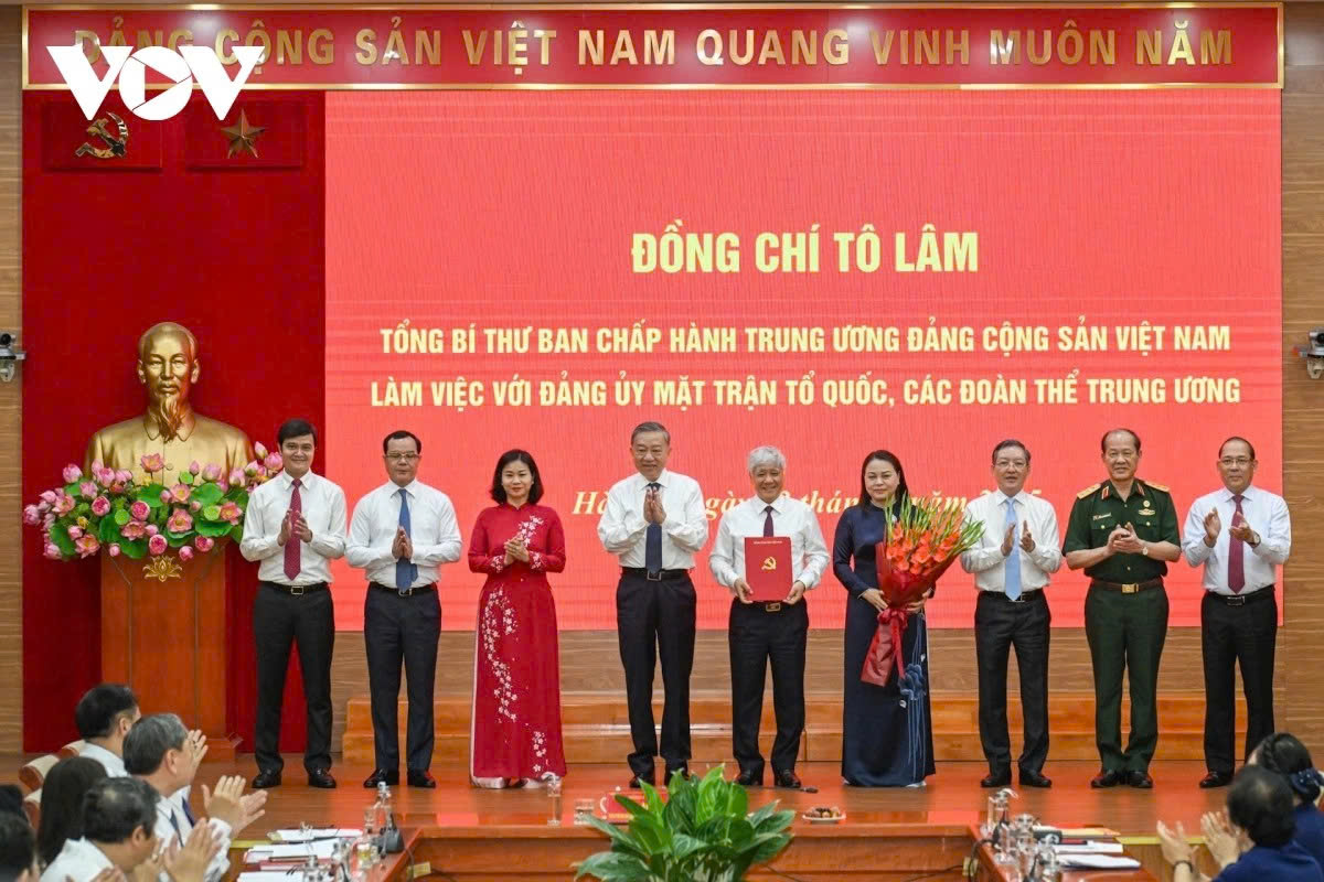 Tổng Bí thư Tô Lâm trao quyết định về tổ chức bộ máy Cơ quan Ủy ban Trung ương MTTQ Việt Nam