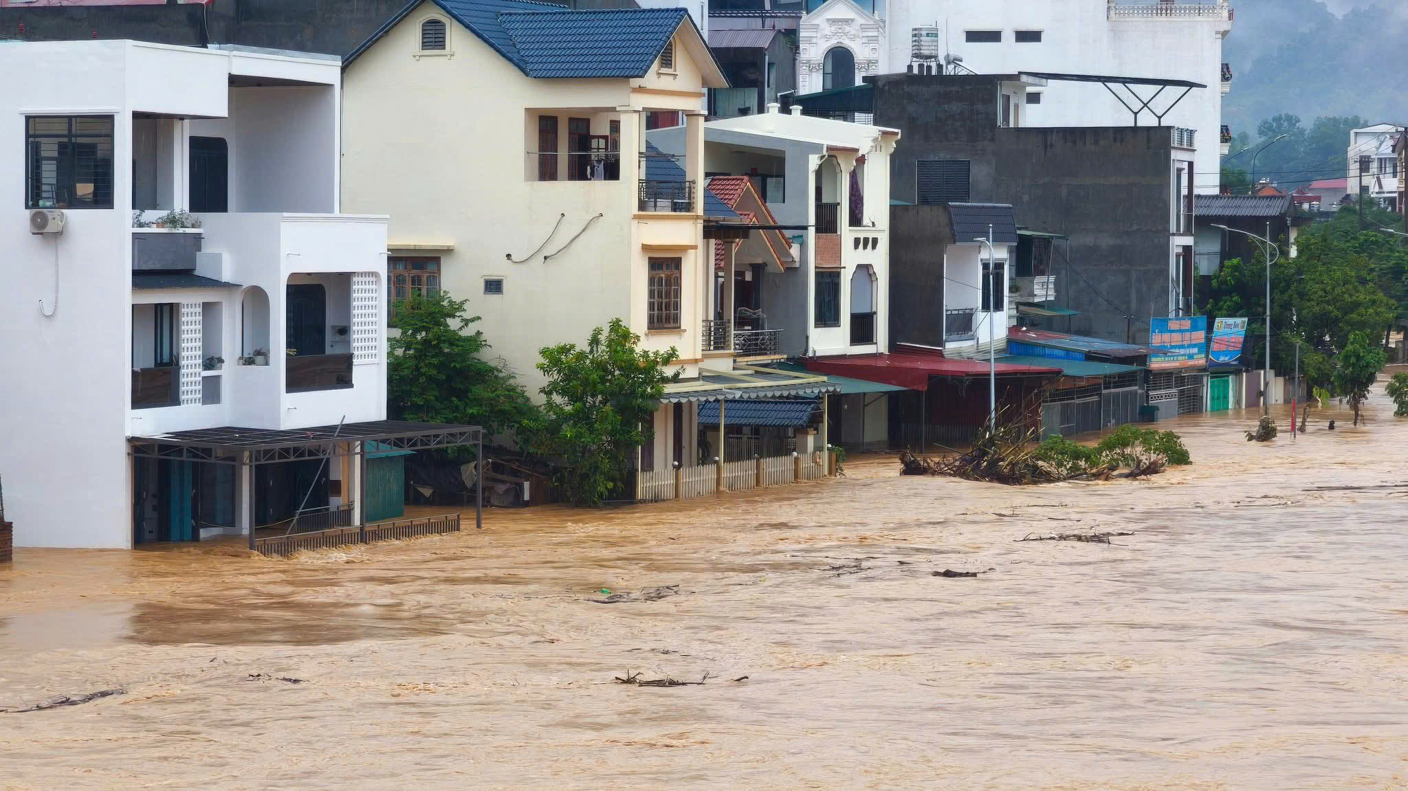 Bộ GD&ĐT báo cáo tình hình thiệt hại do mưa lũ tại Nam Trung Bộ, Tây Nguyên và triển khai hỗ trợ khẩn cấp cho ngành giáo dục