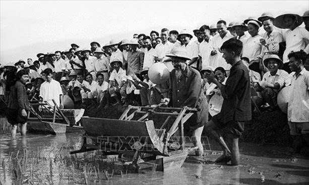 VẬN DỤNG QUAN ĐIỂM “DÂN LÀ GỐC” TRONG VĂN KIỆN  ĐẠI HỘI XIV CỦA ĐẢNG VÀO TIẾN HÀNH CÔNG TÁC DÂN VẬN  Ở HỌC VIỆN CHÍNH TRỊ TRONG GIAI ĐOẠN HIỆN NAY