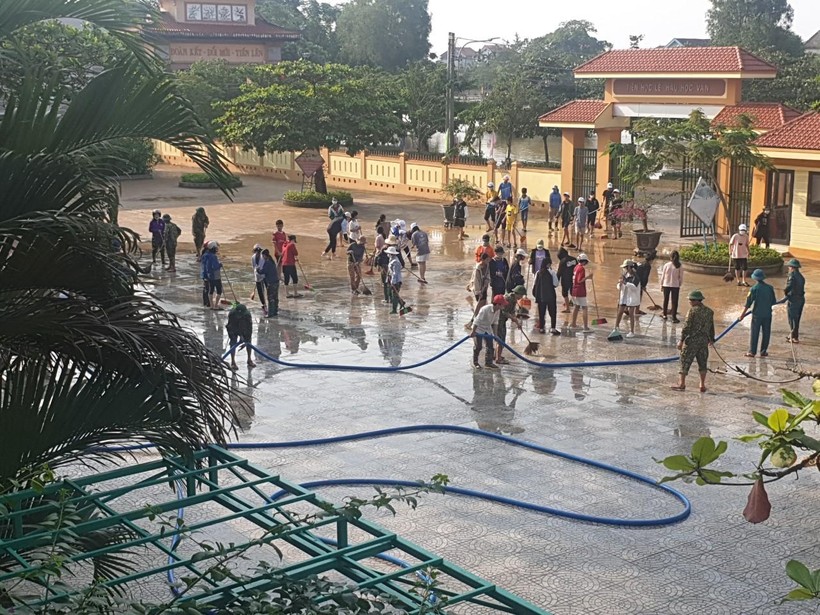 Trường học ở Quảng Bình khẩn trương dọn vệ sinh sau mưa 