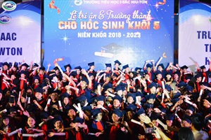 Vỡ òa cảm xúc tại lễ trưởng thành của học sinh Hà Nội