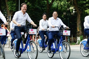 Thủ tướng Phạm Minh Chính cùng Thủ tướng Hà Lan đạp xe trên phố Hà Nội