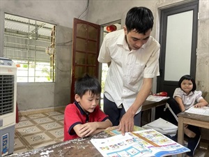 Lớp học tiếng Anh của thầy giáo khiếm thị Nguyễn Cảnh Dương