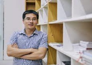 Nhà nghiên cứu Giáo Dục Nguyễn Quốc Vương chia sẻ với nhân viên thư viện trường học