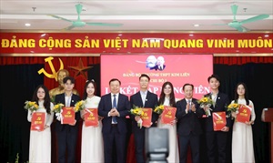 Trường THPT Kim Liên: 7 học sinh ưu tú vinh dự được kết nạp Đảng