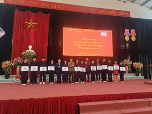 Cao Bằng:  Trao học bổng cho sinh viên nghèo vượt khó