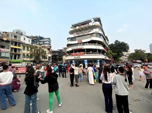 Đổ xô check-in tòa nhà Hàm Cá Mập trước ngày tháo dỡ 