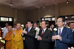 Chủ tịch nước Lương Cường cùng các lãnh đạo chiêm bái xá lợi Đức Phật – Quốc bảo Ấn Độ