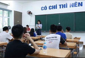 Kết thúc buổi thi Ngữ văn: 10 thí sinh bị đình chỉ trên cả nước, trong đó Hà Nội có 3 trường hợp sử dụng điện thoại