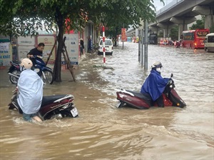 Hà Nội: Mưa lớn gây ngập, nhiều trường cho học sinh nghỉ hoặc học trực tuyến