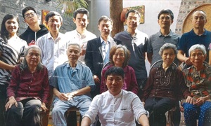 Một gia đình ba đời dạy học – Gia đình có tới 10 giáo viên,                                trong đó 3 Phó giáo sư và 3 cháu tiến sĩ