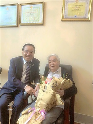 Chủ tịch Hội Cựu giáo chức Việt Nam thăm và chúc mừng GS.VS.NGND Phạm Minh Hạc nhân Ngày Nhà giáo Việt Nam 20/11